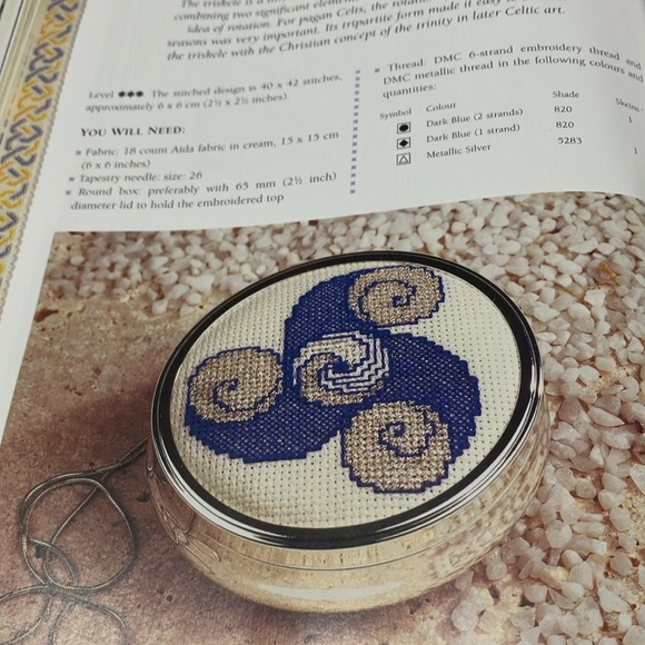 Book - Celtic Cross Stitch by Anne Orr & Lesley Clarke 2001 - Picture 16 of 16